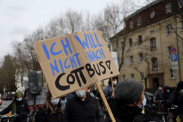 News Bilder des Tages Eine Demonstrantin mit Schild Ich will nicht nach Cottbus! während einer Demonstration gegen Mietenwahnsinn und Verdrängung in Potsdam, 27. März 2021. Housing Action Day in Potsdam