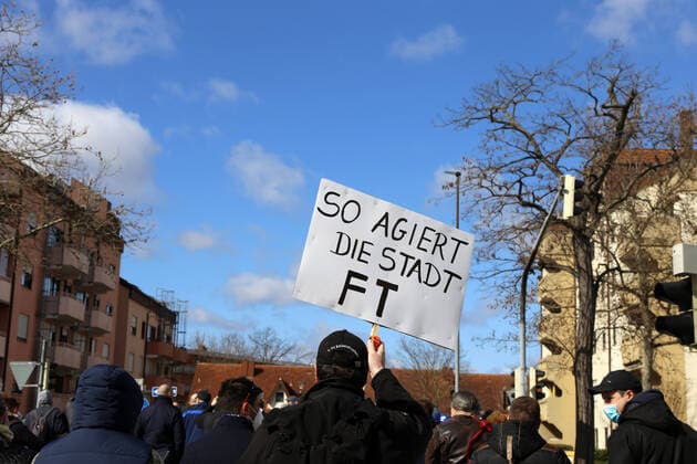 Frankenthal, Pfalz: Der Inhaber der Jägerstube in Frankenthal veranstaltete eine Demonstration gegen die Coronamaßnahmen und fordert die Öffnung der Gastronomie ohne die Verpflichtung zu Schnelltests
