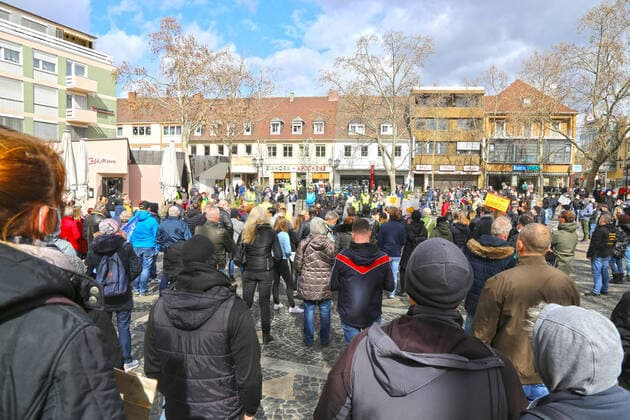 Frankenthal, Pfalz: Der Inhaber der Jägerstube in Frankenthal veranstaltete eine Demonstration gegen die Coronamaßnahmen und fordert die Öffnung der Gastronomie ohne die Verpflichtung zu Schnelltests