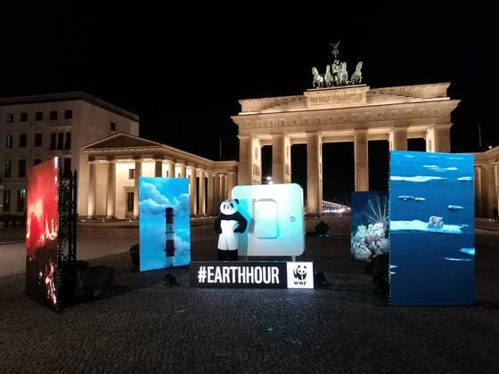 News Bilder des Tages Anlässlich der Klimaschutzaktion Earth Hour wurde am Samstag (27.03.2020) das Licht am Brandenburger Tor um 20:30 Uhr ausgeschaltet. Vier große Bildschirme auf dem Pariser Platz zeigen Aufnahmen zerstörter Ökosysteme bevor das Licht ausgeht. Danach werden sie durch Bilder intakter Meere und gesunder Wälder ersetzt. Berlin; Deutschland; Europa *** On the occasion of the climate protection campaign Earth Hour, the lights at the Brandenburg Gate were switched off at 8.30 pm on Saturday 27 03 2020 Four large screens on Pariser Platz show images of destroyed ecosystems before the lights go out Afterwards, they are replaced by images of intact oceans and healthy forests Berlin Germany Europe
