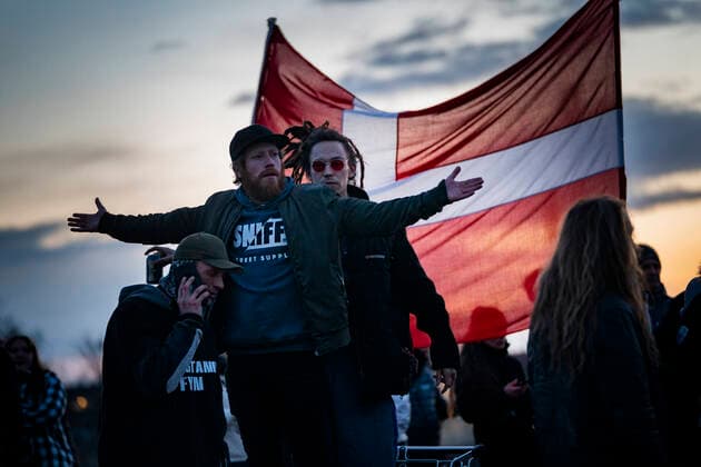 Men In Black demonstrerer imod coronaparagraf. Protestbevaegelsen Men In Black demonstrerer imod corona-paragraffen, der i straffeloven goer det muligt at forhoeje straffe til det dobbelte, i Koebenhavn loerdag aften den 27. marts 2021. , Copyright: MartinxSylvestx cop103 spdk20210327-233402-L