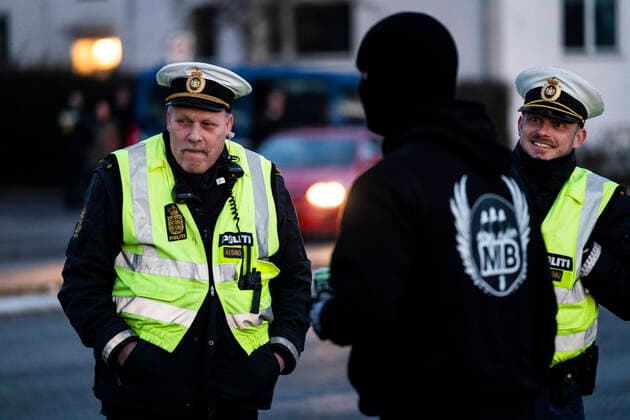 Men In Black demonstrerer imod coronaparagraf. Protestbevaegelsen Men In Black demonstrerer imod corona-paragraffen, der i straffeloven goer det muligt at forhoeje straffe til det dobbelte, i Koebenhavn loerdag aften den 27. marts 2021. , Copyright: MartinxSylvestx cop103 spdk20210327-233410-L
