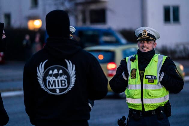 Men In Black demonstrerer imod coronaparagraf. Protestbevaegelsen Men In Black demonstrerer imod corona-paragraffen, der i straffeloven goer det muligt at forhoeje straffe til det dobbelte, i Koebenhavn loerdag aften den 27. marts 2021. , Copyright: MartinxSylvestx cop103 spdk20210327-233431-L