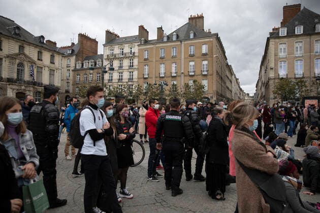 Jeremias Gonzalez IP3 - GENDARMES CONTROLS THAT PEOPLE KEEP A REGLEMENTARY DISTANCE, DURING A GATHERING IN PLAZA DE L OPERA IN RENNES, WESTERN FRANCE MARCH 27, 2021  Copyright: xJeremiasxGonzalezx