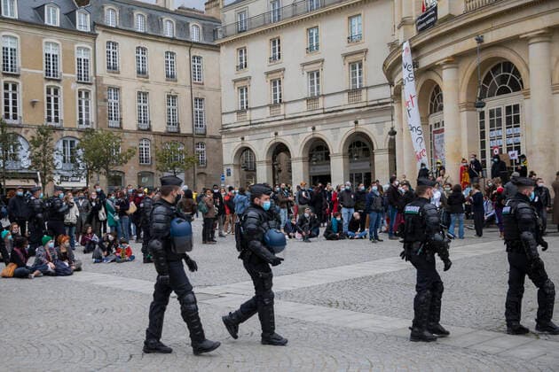 Jeremias Gonzalez IP3 - GENDARMES CONTROLS THAT PEOPLE KEEP A REGLEMENTARY DISTANCE, DURING A GATHERING IN PLAZA DE L OPERA IN RENNES, WESTERN FRANCE MARCH 27, 2021  Copyright: xJeremiasxGonzalezx