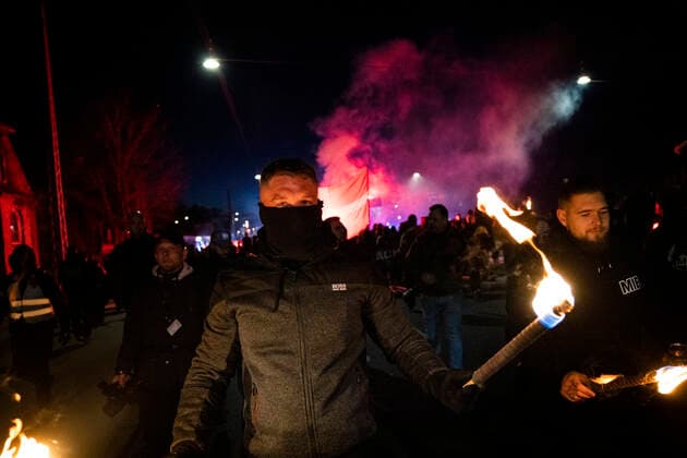 Men In Black demonstrerer imod coronaparagraf. Protestbevaegelsen Men In Black demonstrerer imod corona-paragraffen, der i straffeloven goer det muligt at forhoeje straffe til det dobbelte, i Koebenhavn loerdag aften den 27. marts 2021. , Copyright: MartinxSylvestx cop103 spdk20210327-233911-L