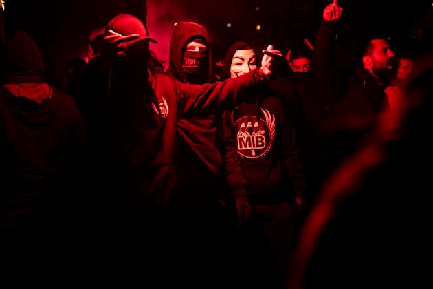 Men In Black demonstrerer imod coronaparagraf. Protestbevaegelsen Men In Black demonstrerer imod corona-paragraffen, der i straffeloven goer det muligt at forhoeje straffe til det dobbelte, i Koebenhavn loerdag aften den 27. marts 2021. , Copyright: MartinxSylvestx cop103 spdk20210327-234100-L
