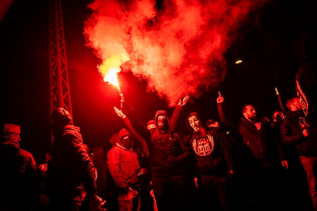 Men In Black demonstrerer imod coronaparagraf. Protestbevaegelsen Men In Black demonstrerer imod corona-paragraffen, der i straffeloven goer det muligt at forhoeje straffe til det dobbelte, i Koebenhavn loerdag aften den 27. marts 2021. , Copyright: MartinxSylvestx cop103 spdk20210327-234124-L