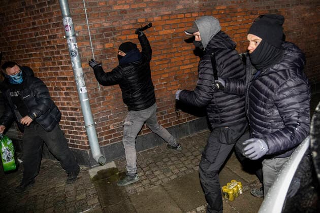 Urobetjente traekker stavene og har en kortvarig konfrontation med enkelte demonstranter. Episoden startede oejensynligt da betjentene forsoegte at traekke en demonstrant ud af maengden. Men In Black demonstrerer imod coronaparagraf. Protestbevaegelsen Men In Black demonstrerer imod corona-paragraffen, der i straffeloven goer det muligt at forhoeje straffe til det dobbelte, i Koebenhavn loerdag aften den 27. marts 2021. , Copyright: MartinxSylvestx cop103 spdk20210327-234424-L