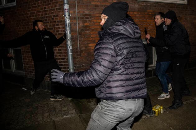 Urobetjente traekker stavene og har en kortvarig konfrontation med enkelte demonstranter. Episoden startede oejensynligt da betjentene forsoegte at traekke en demonstrant ud af maengden. Men In Black demonstrerer imod coronaparagraf. Protestbevaegelsen Men In Black demonstrerer imod corona-paragraffen, der i straffeloven goer det muligt at forhoeje straffe til det dobbelte, i Koebenhavn loerdag aften den 27. marts 2021. , Copyright: MartinxSylvestx cop103 spdk20210327-234449-L