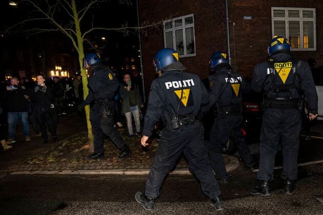 Urobetjente traekker stavene og har en kortvarig konfrontation med enkelte demonstranter. Episoden startede oejensynligt da betjentene forsoegte at traekke en demonstrant ud af maengden. Men In Black demonstrerer imod coronaparagraf. Protestbevaegelsen Men In Black demonstrerer imod corona-paragraffen, der i straffeloven goer det muligt at forhoeje straffe til det dobbelte, i Koebenhavn loerdag aften den 27. marts 2021. , Copyright: MartinxSylvestx cop103 spdk20210327-234456-L
