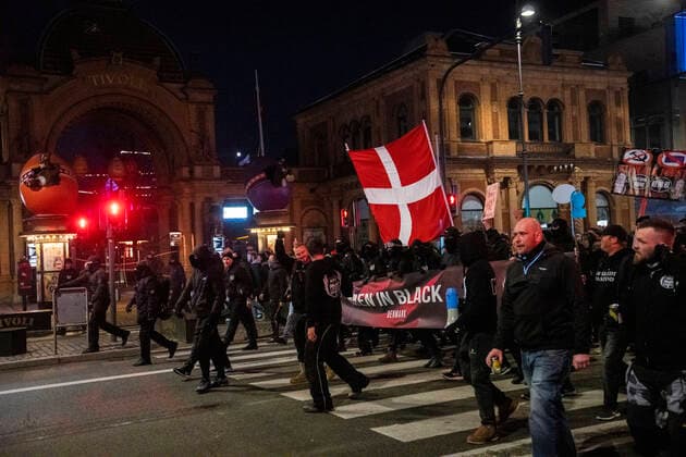Men In Black demonstrerer imod coronaparagraf. Protestbevaegelsen Men In Black demonstrerer imod corona-paragraffen, der i straffeloven goer det muligt at forhoeje straffe til det dobbelte, i Koebenhavn loerdag aften den 27. marts 2021. , Copyright: MartinxSylvestx cop103 spdk20210327-234602-L