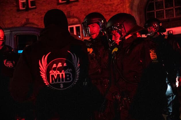 Men In Black demonstrerer imod coronaparagraf. Protestbevaegelsen Men In Black demonstrerer imod corona-paragraffen, der i straffeloven goer det muligt at forhoeje straffe til det dobbelte, i Koebenhavn loerdag aften den 27. marts 2021. , Copyright: MartinxSylvestx cop103 spdk20210327-235056-L