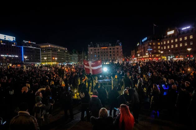 Men In Black demonstrerer imod coronaparagraf. Protestbevaegelsen Men In Black demonstrerer imod corona-paragraffen, der i straffeloven goer det muligt at forhoeje straffe til det dobbelte, i Koebenhavn loerdag aften den 27. marts 2021. , Copyright: MartinxSylvestx cop103 spdk20210327-235310-L