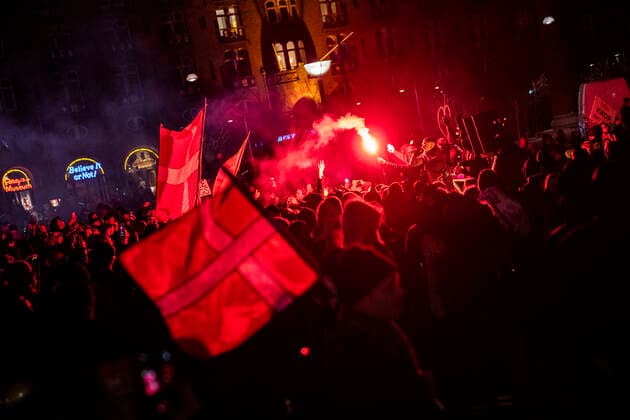 Men In Black demonstrerer imod coronaparagraf. Protestbevaegelsen Men In Black demonstrerer imod corona-paragraffen, der i straffeloven goer det muligt at forhoeje straffe til det dobbelte, i Koebenhavn loerdag aften den 27. marts 2021. , Copyright: MartinxSylvestx cop103 spdk20210327-235354-L