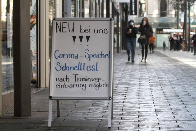 Aufsteller mit Aufschrift neu bei uns, Corona Speichel Schnelltest nach Terminvereinbarung möglich steht vor einer Apotheke in der Fußgängerzone und Einkaufsstraße Planken in der Innenstadt von Mannheim, Baden Württemberg, Deutschland