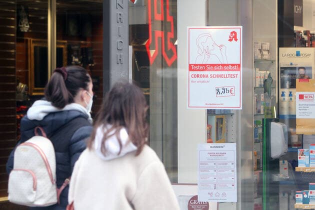 Aufkleber mit Aufschrift Testen sie sich selbst, Corona Schnelltest hier erhältlich klebt am Schaufenster einer Apotheke in der Fußgängerzone und Einkaufsstraße Planken in der Innenstadt von Mannheim, Baden Württemberg, Deutschland