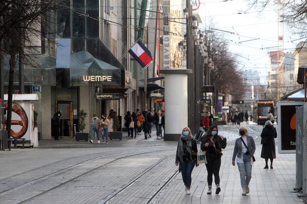 Die Einkaufsstraße und Fußgängerzone Planken in der Innenstadt von Mannheim ist trotz geschlossener Geschäfte und Kaufhäuser gut von Passanten besucht, Baden Württemberg, Deutschland