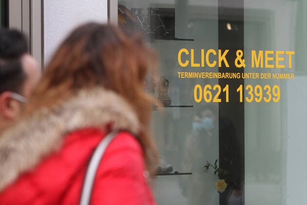 Schriftzug Click & Meet buchen Sie Ihren persönlichen Einkaufstermin klebt in einem Schaufenster eines Modegeschäfts in der Fußgängerzone und Einkaufsstraße Planken in der Innenstadt von Mannheim, Baden Württemberg, Deutschland