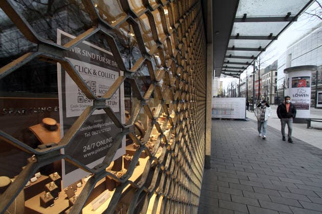 Aufkleber mit Aufschrift Click & Collect klebt an einem geschlossenen Juwelier in der Innenstadt von Mannheim, Baden Württemberg, Deutschland