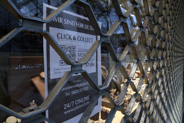 Aufkleber mit Aufschrift Click & Collect klebt an einem geschlossenen Juwelier in der Innenstadt von Mannheim, Baden Württemberg, Deutschland