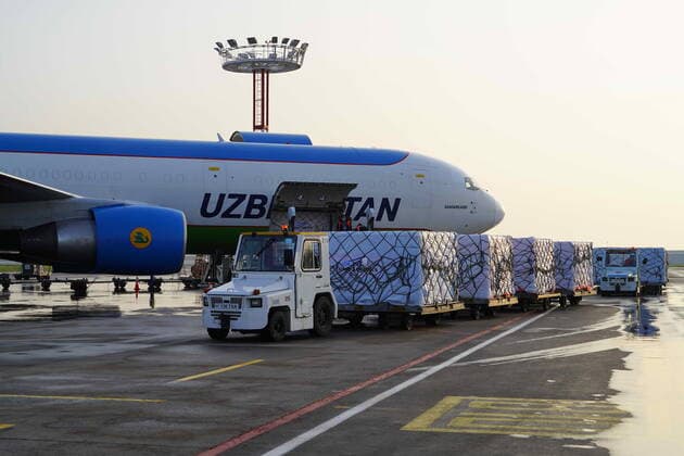 (210327) -- TASHKENT, March 27, 2021 -- COVID-19 vaccines are transferred at Tashkent International Airport in Tashkent, Uzbekistan, on March 27, 2021. The first batch of Chinese coronavirus vaccines arrived in Uzbekistan Saturday. (Photo by Xinhua) UZBEKISTAN-TASHKENT-CHINA-COVID-19 VACCINES-ARRIVAL ZafarxKhalilov 