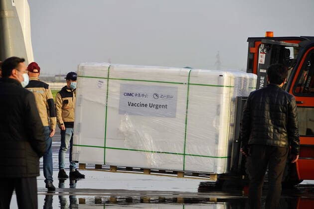 (210327) -- TASHKENT, March 27, 2021 -- Workers transfer COVID-19 vaccines at Tashkent International Airport in Tashkent, Uzbekistan, on March 27, 2021. The first batch of Chinese coronavirus vaccines arrived in Uzbekistan Saturday. (Photo by Xinhua) UZBEKISTAN-TASHKENT-CHINA-COVID-19 VACCINES-ARRIVAL ZafarxKhalilov 