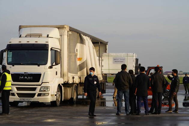 (210327) -- TASHKENT, March 27, 2021 -- Workers transfer COVID-19 vaccines at Tashkent International Airport in Tashkent, Uzbekistan, on March 27, 2021. The first batch of Chinese coronavirus vaccines arrived in Uzbekistan Saturday. (Photo by Xinhua) UZBEKISTAN-TASHKENT-CHINA-COVID-19 VACCINES-ARRIVAL ZafarxKhalilov 