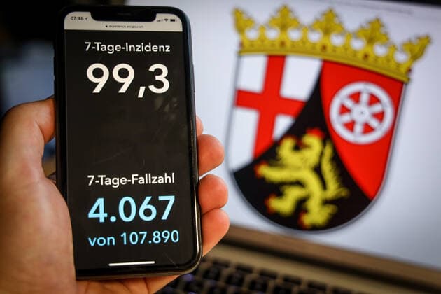 Coronavirus in Deutschland - Covid-19-Dashboard des Robert Koch-Institut DEU, Deutschland, Rheinland-Pfalz, 28.03.2021: Die 7-Tage-Inzidenz für das Bundesland (Fälle letzte 7 Tage 100.000 EW) wird auf einem iPhone angezeigt, im Hintergrund das Landeswappen