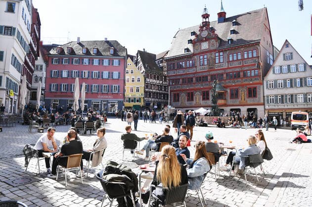 Tuebingen 28.03.2021 Sonntagmittag in der Sonne im Cafe auf dem Tuebinger Marktplatz. Mit einem Tageszertifikat Tagesticket in Form von einem Armband mit QR Code duerfen Besucher das Angebot nutzen. Das Band bekommen alle getesteten Personen an den Schnelltest-Station (im Hintergrund die Station am Rathaus) in der Innenstadt.