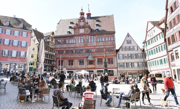 Tuebingen 28.03.2021 Sonntagmittag in der Sonne im Cafe auf dem Tuebinger Marktplatz. Mit einem Tageszertifikat Tagesticket in Form von einem Armband mit QR Code duerfen Besucher das Angebot nutzen. Das Band bekommen alle getesteten Personen an den Schnelltest-Station (im Hintergrund die Station am Rathaus) in der Innenstadt.