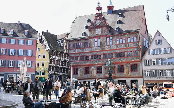Tuebingen 28.03.2021 Sonntagmittag in der Sonne im Cafe auf dem Tuebinger Marktplatz. Mit einem Tageszertifikat Tagesticket in Form von einem Armband mit QR Code duerfen Besucher das Angebot nutzen. Das Band bekommen alle getesteten Personen an den Schnelltest-Station (im Hintergrund die Station am Rathaus) in der Innenstadt.