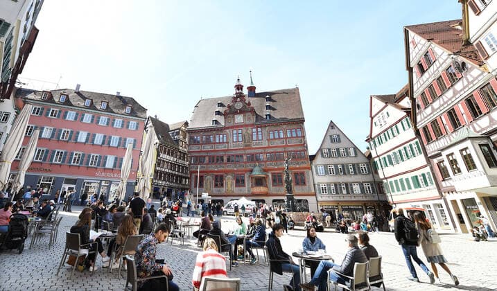 Tuebingen 28.03.2021 Sonntagmittag in der Sonne im Cafe auf dem Tuebinger Marktplatz. Mit einem Tageszertifikat Tagesticket in Form von einem Armband mit QR Code duerfen Besucher das Angebot nutzen. Das Band bekommen alle getesteten Personen an den Schnelltest-Station (im Hintergrund die Station am Rathaus) in der Innenstadt.