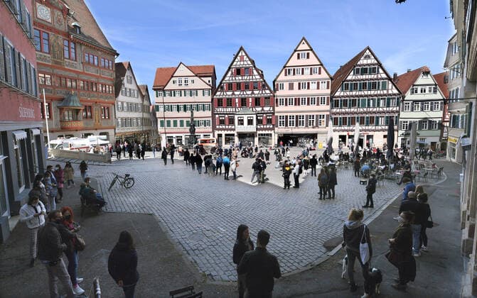 Tuebingen 28.03.2021 Eine lange Schlange auf dem Marktplatz an der Schnelltest-Station am Tuebinger Rathaus. Mit einem Tageszertifikat Tagesticket in Form von einem Armband mit QR Code duerfen Besucher das Angebot in der Innenstadt nutzen.