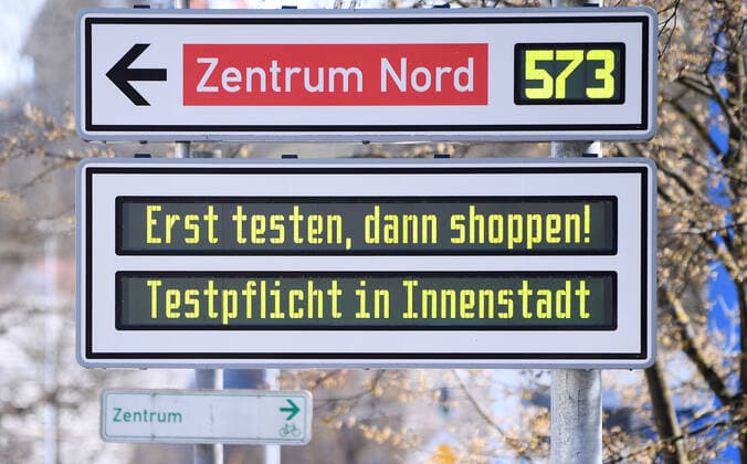 Tuebingen 28.03.2021 Ein Wegweiser Hinweisschild in der Tuebinger Innenstadt, Erst testen, dann shoppen! Testpflicht in Innenstadt! Mit einem Tageszertifikat Tagesticket in Form von einem Armband mit QR Code duerfen Besucher das Angebot nutzen. Das Band bekommen alle getesteten Personen an den Schnelltest-Station in der Innenstadt.