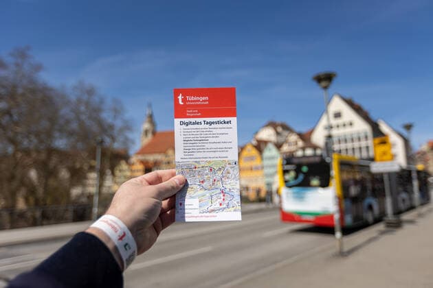 Tuebingen Themenbilder: Tuebingen in Zeit der Corona-Pandemie, 28.03.2021 Themenbilder: Tuebingen in Zeit der Corona-Pandemie, Armband, Tagesticket, 28.03.2021, Copyright: xEIBNER DROFITSCHx EP_ddh