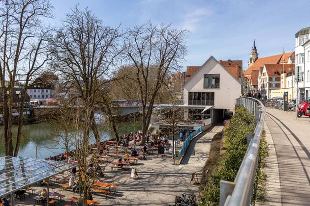 Tuebingen Themenbilder: Tuebingen in Zeit der Corona-Pandemie, 28.03.2021 Themenbilder: Tuebingen in Zeit der Corona-Pandemie, Taqueria, Warteschlange, Gastro geoffnet, Essen draussen, Biergarten Neckarmueller, 28.03.2021, Copyright: xEIBNER DROFITSCHx EP_ddh