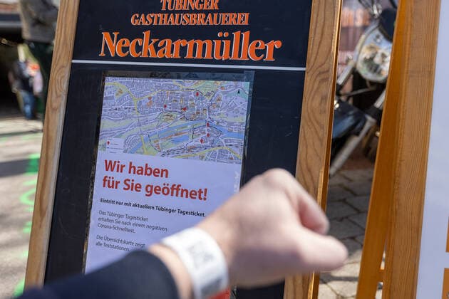 Tuebingen Themenbilder: Tuebingen in Zeit der Corona-Pandemie, 28.03.2021 Themenbilder: Tuebingen in Zeit der Corona-Pandemie, Taqueria, Armband mit QR Code, Gastro geoffnet, Essen im Freien, Biergarten Neckarmueller, 28.03.2021, Copyright: xEIBNER DROFITSCHx EP_ddh