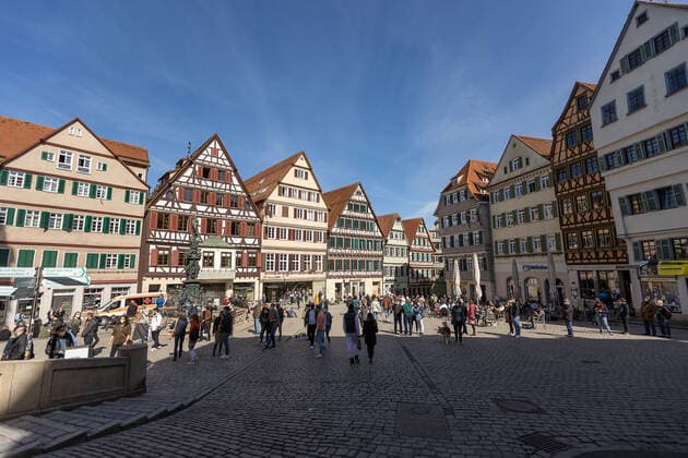 Tuebingen Themenbilder: Tuebingen in Zeit der Corona-Pandemie, 28.03.2021 Themenbilder: Tuebingen in Zeit der Corona-Pandemie, Tuebinger Marktplatz voll mit Menschen, Gastro geoffnet, Essen draussen, 28.03.2021, Copyright: xEIBNER DROFITSCHx EP_ddh