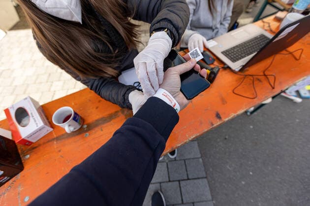 Tuebingen Themenbilder: Tuebingen in Zeit der Corona-Pandemie, 28.03.2021 Themenbilder: Tuebingen in Zeit der Corona-Pandemie, Corona-Schnelltest, Armband mit QR Code, 28.03.2021, Copyright: xEIBNER DROFITSCHx EP_ddh