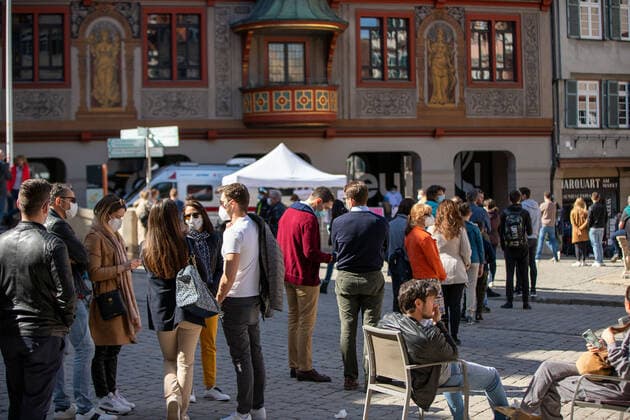 Tuebingen Themenbilder: Tuebingen in Zeit der Corona-Pandemie, 28.03.2021 Themenbilder: Tuebingen in Zeit der Corona-Pandemie, Armband mit QR Code, Scannen mit Handy, Tagesticket, Gastro geoffnet, Essen im Freien, Tuebinger Marktplatz ueberfuellt mit Menschen, 28.03.2021, Copyright: xEIBNER DROFITSCHx EP_ddh