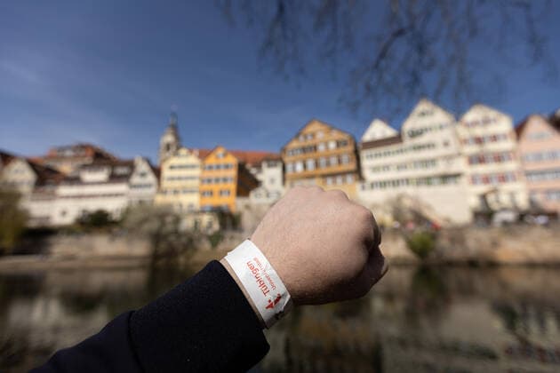 Tuebingen Themenbilder: Tuebingen in Zeit der Corona-Pandemie, 28.03.2021 Themenbilder: Tuebingen in Zeit der Corona-Pandemie, Armband mit QR Code, Tagesticket, Gastro geoffnet, Essen im Freien, Biergarten, Neckar, 28.03.2021, Copyright: xEIBNER DROFITSCHx EP_ddh