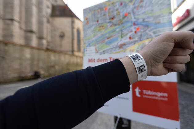 Tuebingen Themenbilder: Tuebingen in Zeit der Corona-Pandemie, 28.03.2021 Themenbilder: Tuebingen in Zeit der Corona-Pandemie, Armband mit QR Code, Scannen mit Handy, Tagesticket, Gastro geoffnet, Essen im Freien, Biergarten, Neckar, 28.03.2021, Copyright: xEIBNER DROFITSCHx EP_ddh