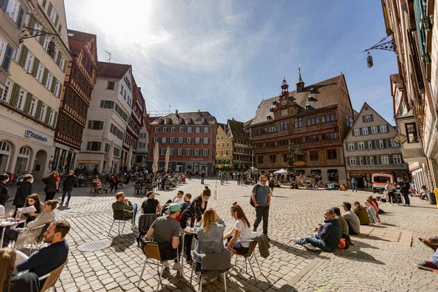 Tuebingen Themenbilder: Tuebingen in Zeit der Corona-Pandemie, 28.03.2021 Themenbilder: Tuebingen in Zeit der Corona-Pandemie, Armband mit QR Code, Scannen mit Handy, Tagesticket, Gastro geoffnet, Essen im Freien, Tuebinger Marktplatz ueberfuellt mit Menschen, 28.03.2021, Copyright: xEIBNER DROFITSCHx EP_ddh