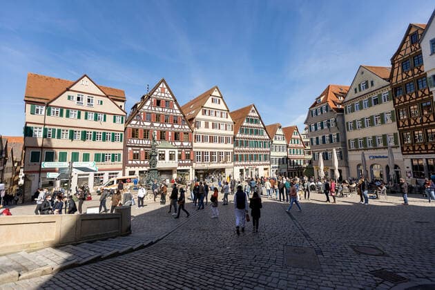 Tuebingen Themenbilder: Tuebingen in Zeit der Corona-Pandemie, 28.03.2021 Themenbilder: Tuebingen in Zeit der Corona-Pandemie, Tuebinger Marktplatz voll mit Menschen, Gastro geoffnet, Essen draussen, 28.03.2021, Copyright: xEIBNER DROFITSCHx EP_ddh