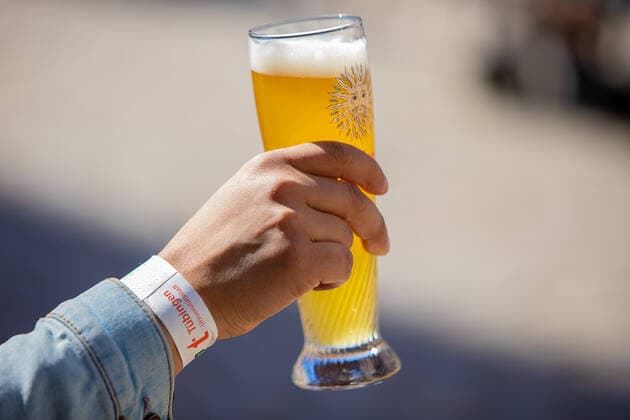 News Bilder des Tages Tuebingen Themenbilder: Tuebingen in Zeit der Corona-Pandemie, 28.03.2021 Themenbilder: Tuebingen in Zeit der Corona-Pandemie, Gastro geoeffnet, Bier trinken im Freien, 28.03.2021, Copyright: xEIBNER DROFITSCHx EP_ddh
