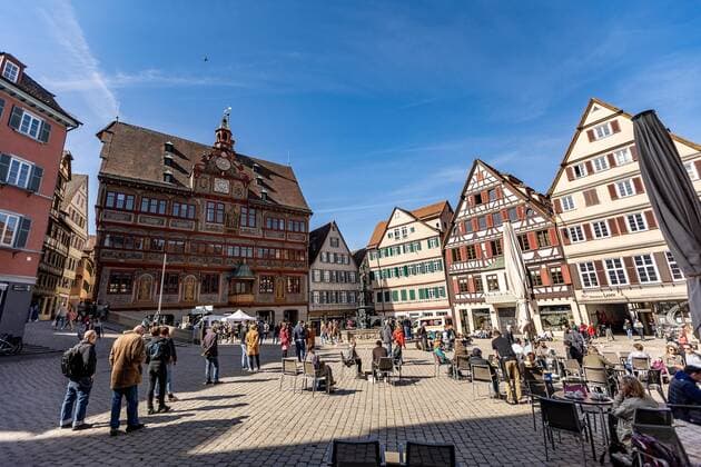 Tuebingen Themenbilder: Tuebingen in Zeit der Corona-Pandemie, 28.03.2021 Themenbilder: Tuebingen in Zeit der Corona-Pandemie, Tuebinger Marktplatz voll mit Menschen, Gastro geoffnet, Essen draussen, 28.03.2021, Copyright: xEIBNER DROFITSCHx EP_ddh