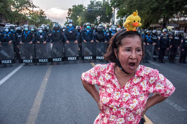 Bilder des Jahres 2021, News 03 März News Themen der Woche KW12 News Bilder des Tages March 28, 2021, Bangkok, Thailand: A protester with a yellow rubber duck on the head chants slogans during the demonstration..More than 90 pro-democracy protesters, including minors, were arrested by riot police after dispersing the protesters during the Thalufah Village overnight protest outside Government house. The protesters demand the release of detained pro-democracy leaders, the abolishment of Section 112 and the resignation of Prayut Chan-O Cha. They insisted that they would stage the protest until the Prime Minister resigned. Bangkok Thailand - ZUMAs197 20210328_zaa_s197_201 Copyright: xPeeraponxBoonyakiatx