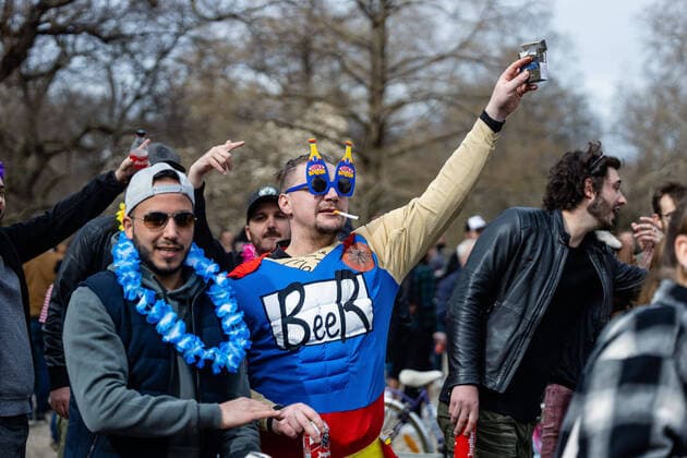 Bilder des Jahres 2021, News 03 März News Themen der Woche KW12 News Bilder des Tages March 28, 2021, LioÂ¨ge, Belgium: demonstration against sanitary measures and wild party in LioÂ¨ge from morning until late before curfew of midnight, social distancing was rarely respected and the wearing of masks also. Liege Belgium - ZUMAb331 20210328_zaf_b331_017 Copyright: xArnaudxBrianx