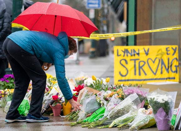 Bilder des Jahres 2021, News 03 März News Themen der Woche KW12 News Bilder des Tages March 28, 2021, North Vancouver, BC, Canada: People lay flowers at a makeshift memorial outside of the Lynn Valley Library in Lynn Valley in North Vancouver, B.C., Sunday, March 28, 2021. A 28-year-old man was charged Sunday with second-degree murder in a stabbing rampage that left a young woman dead and injured six others in and around a library in North Vancouver, B.C., a day earlier. North Vancouver Canada  - ZUMAc35_ 20210328_zaf_c35_110 Copyright: xJonathanxHaywardx